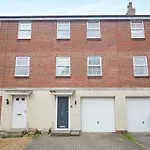 Luxurious And Modern 3 Bed Townhouse With Parking