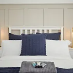 Luxurious And Modern 3 Bed Townhouse With Parking